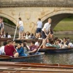 Gli studenti della Bucksmore Cambridge Magdalene College Summer School durante un'escursione sui punt (le tipiche canoe di Cambridge)
