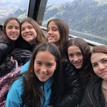 Gli studenti della Brillantmont School in una cabinovia