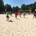 Gli studenti della Brillantmont School giocano a beach soccer