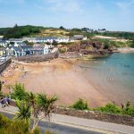 Una vista di una spiaggia di Dunmore East, Irlanda