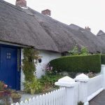 I tradizionali cottage con il tetto di paglia di Dunmore East, Irlanda