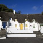 I tradizionali cottage con il tetto di paglia di Dunmore East, Irlanda