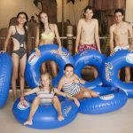 Gli studenti della SLC Leysin Summer Camp giocano in piscina