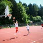 Gli studenti della SLC Leysin Summer Camp giocano a basket