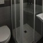 Un bagno dell'alloggio della SLC Leysin Summer Camp