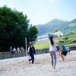 Gli studenti della SLC Leysin Summer Camp giocano a beach volley