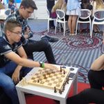 Gli studenti della SLC Leysin Summer Camp giocano a scacchi