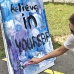 Gli studenti della SLC Leysin Summer Camp durante una sessione di artigianato