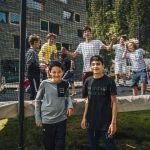 Gli studenti del Junior and Teen Summer Camp giocano a calcio