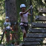 Gli studenti del Junior and Teen Summer Camp in un parco avventura