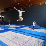 Gli studenti del Junior and Teen Summer Camp sui tappeti elastici