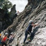 Gli studenti del Junior and Teen Summer Camp durante una sessione di arrampicata