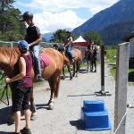 Gli studenti del Junior and Teen Summer Camp vanno a cavallo