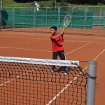 Gli studenti del Junior and Teen Summer Camp giocano a tennis
