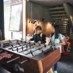 Gli studenti del Junior and Teen Summer Camp giocano a biliardino