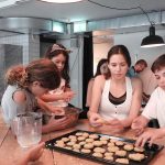 Gli studenti del Junior and Teen Summer Camp imparano a preparare dolci