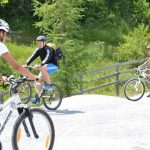 Gli studenti del Junior and Teen Summer Camp in bici