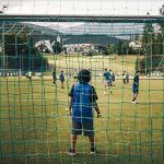 Gli studenti del Junior and Teen Summer Camp giocano a calcio