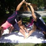 Gli studenti del Junior and Teen Summer Camp fanno yoga