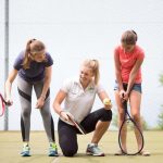 Le studentesse della Surval Montreux Summer Camp giocano a tennis