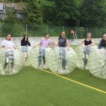 Le studentesse della Surval Montreux Summer Camp giocano a bubble soccer