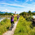 Le studentesse della Surval Montreux Summer Camp vanno in bici