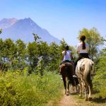 Le studentesse della Surval Montreux Summer Camp durante una lezione di equitazione