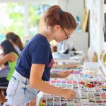 Le studentesse della Surval Montreux Summer Camp creano dei gioielli