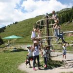 Gli studenti del programma estivo dell'Institut Monte Rosa durante delle attività all'aperto