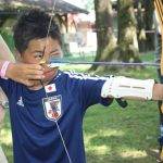 Gli studenti del programma estivo dell'Institut Monte Rosa fanno tiro con l'arco