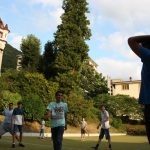 Gli studenti del programma estivo dell'Institut Monte Rosa giocano a calcio