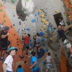 Gli studenti del programma estivo dell'Institut Monte Rosa mentre scalano una parete