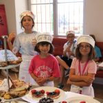 Gli studenti del programma estivo dell'Institut Monte Rosa imparano a preparare dolci