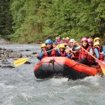 Gli studenti del programma estivo dell'Institut Monte Rosa mentre fanno rafting