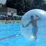 Gli studenti del programma estivo dell'Institut Monte Rosa durante delle attività acquatiche