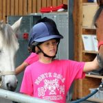 Gli studenti del programma estivo dell'Institut Monte Rosa vanno a cavallo