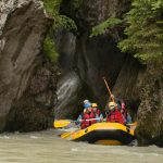 Gli studenti del programma estivo Leadership della Champittet fanno rafting