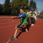 Gli studenti del programma estivo Leadership della Champittet giocano a tira la fune