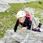 Gli studenti della scuola estiva Alpadia Engelberg durante un'arrampicata