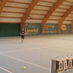 Gli studenti della scuola estiva Alpadia Engelberg giocano a tennis