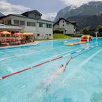 Gli studenti della scuola estiva Alpadia Engelberg in piscina