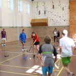 Gli studenti della scuola estiva Alpadia Engelberg giocano a uni-hockey