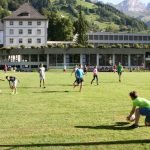 Gli studenti della scuola estiva Alpadia Engelberg giocano a calcio