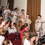 Gli studenti della scuola estiva Alpadia Engelberg durante delle attività serali