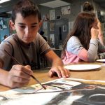 Gli studenti del campus estivo della ICE Clongowes Wood College durante un laboratorio di artigianato