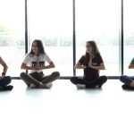 Gli studenti del campus estivo della ICE Clongowes Wood College fanno yoga