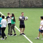 Gli studenti del campus estivo della ICE Clongowes Wood College giocano a calcio