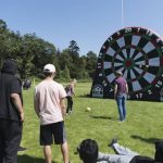 Gli studenti del campus estivo della ICE Glenstal Abbey durante delle attività all'aperto