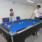 Gli studenti del campus estivo della ICE Glenstal Abbey giocano a biliardo
