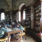 La biblioteca storica del campus estivo della ICE Glenstal Abbey